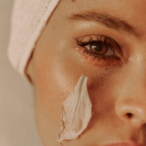 Modelo mujer con purpurina facial