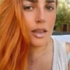 Purpurina blanca para labios y ojos en modelo pelirroja