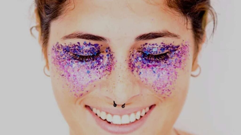 Modelo con purpurina biodegradable de la marca Pura Color Beauty color violeta