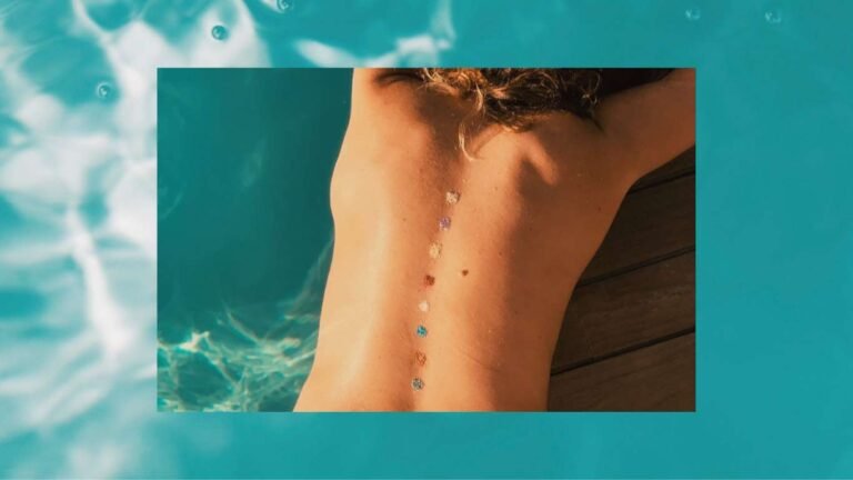 Purpurina en el cuerpo de una mujer en piscina