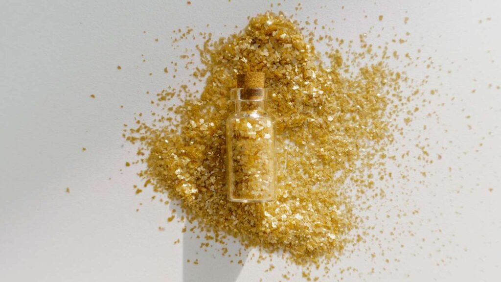 Fotografía por Lenasonrie de las escamas de purpurina color Oro Trébol