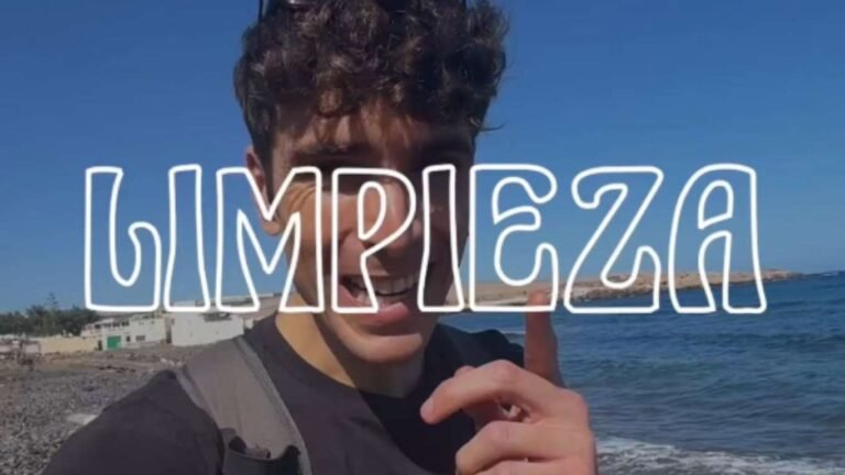 Foto de Humberto de la marca Yum con iniciativa de limpiar la playa