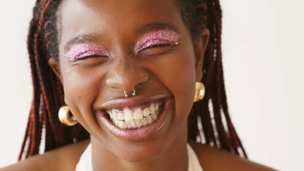 Modelo afro con maquillaje natural con purpruina rosa