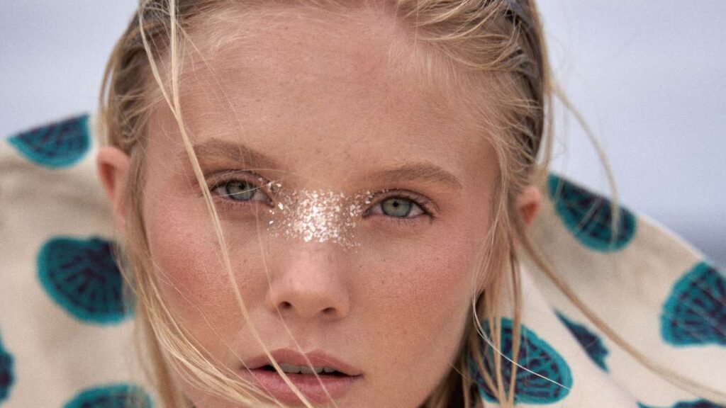 Modelo caucasica con purpurina blanca en la cara para la marca de sombreros Saint Borondón