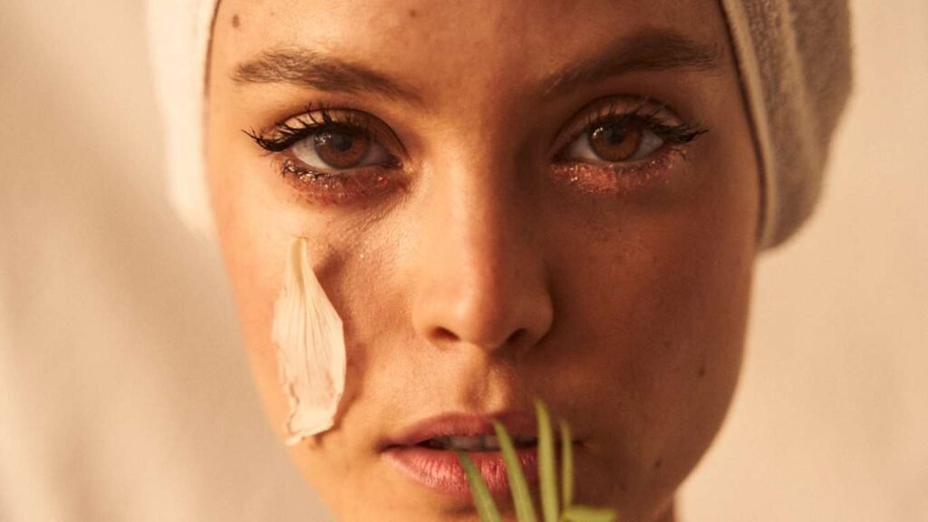 Modelo mujer con maquillaje minimalista con purpurina