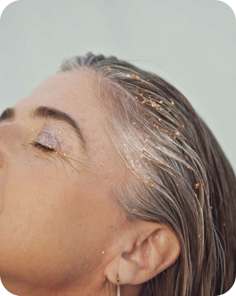 Modelo mujer con canas y purpurina en el cabello